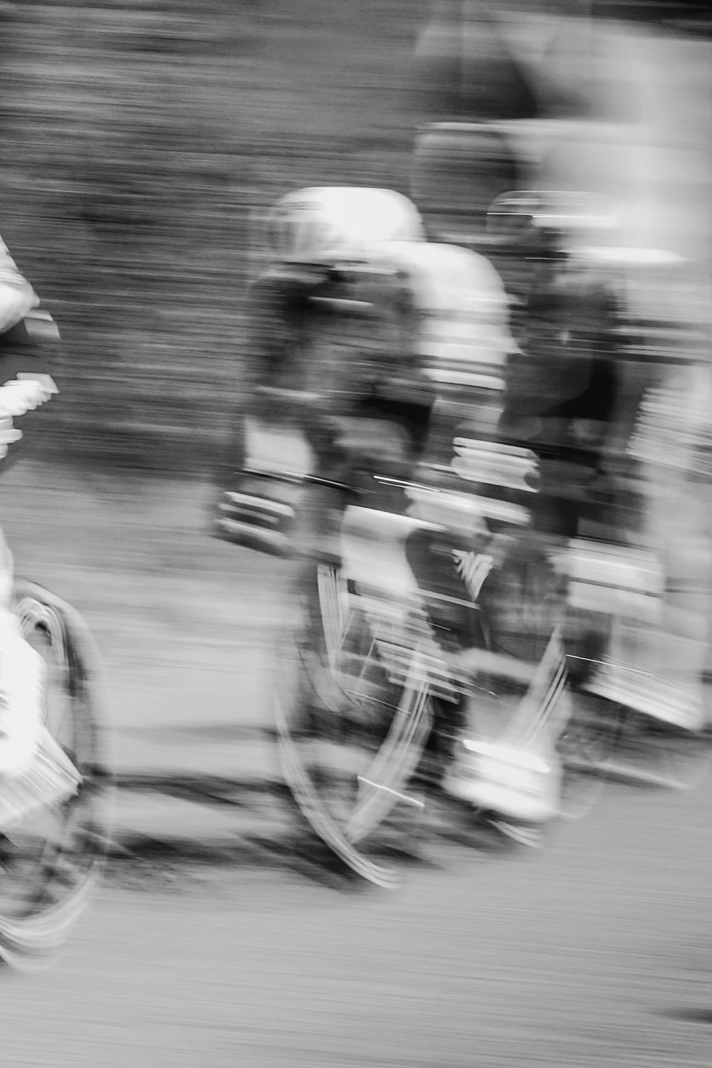 Peloton lancé, flou de vitesse en noir et blanc