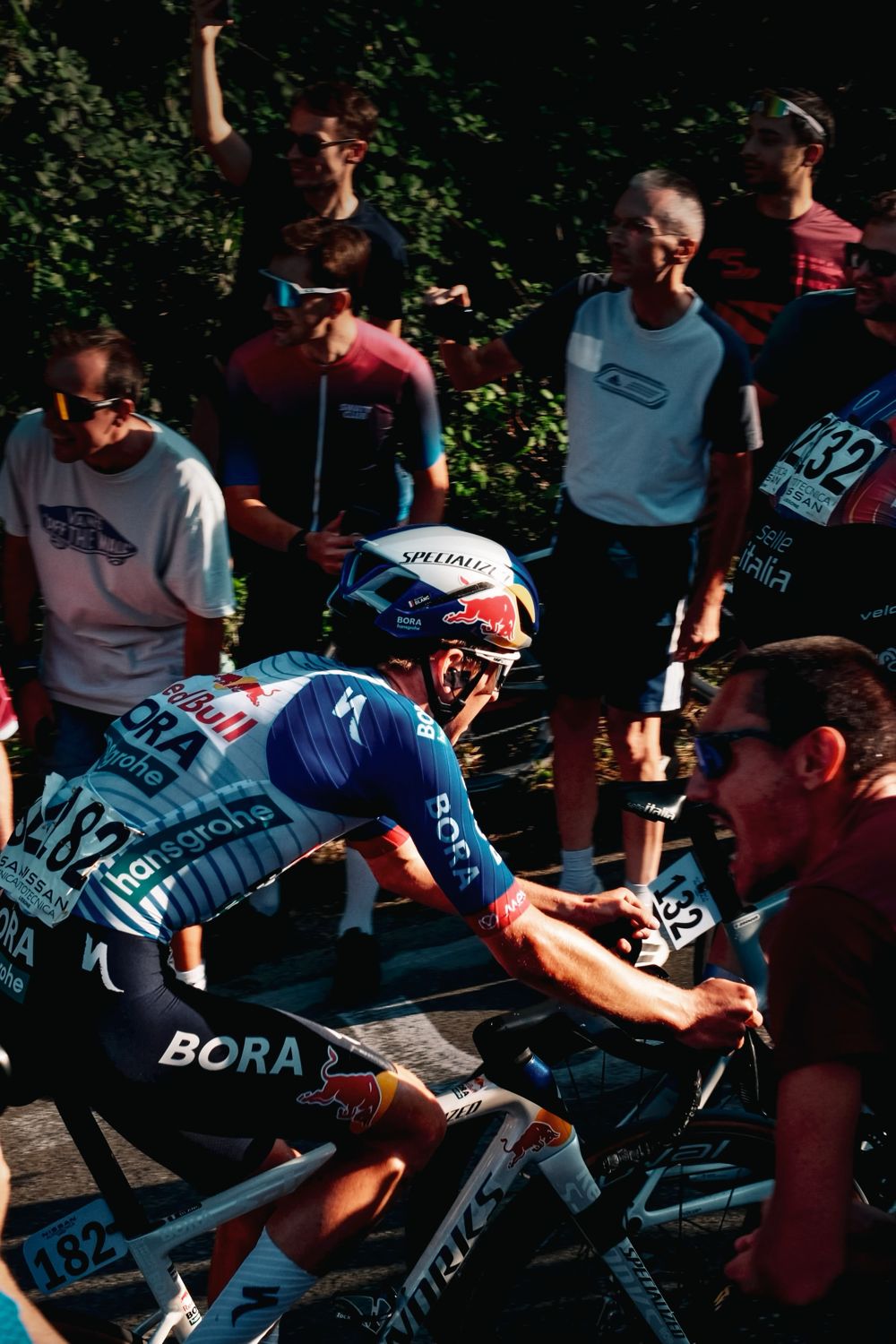 Coureur grimpant au milieu d'une foule de supporters