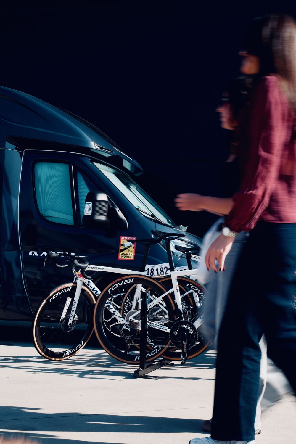 Bus d'équipe et vélos de course alignés avant le départ